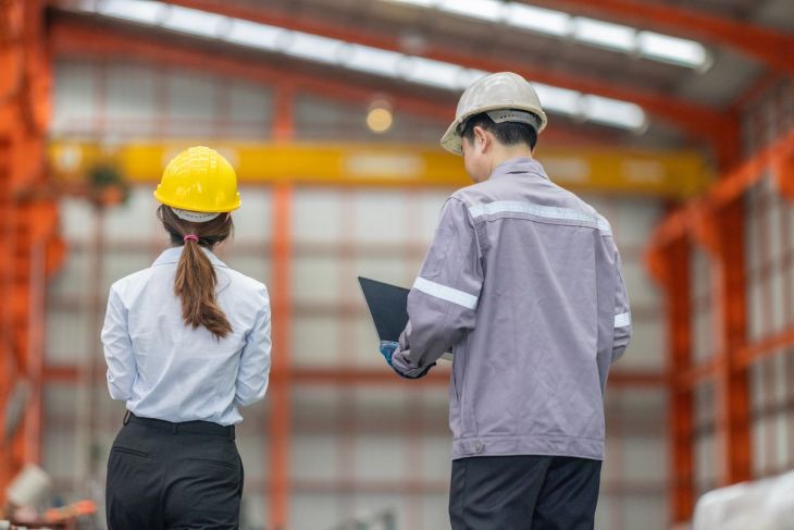 bhp w firmie produkcyjnej etat czy outsourcing